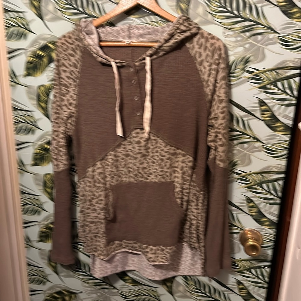 ii13 brown long sleeve w/ leopard print & hood pol medium med m